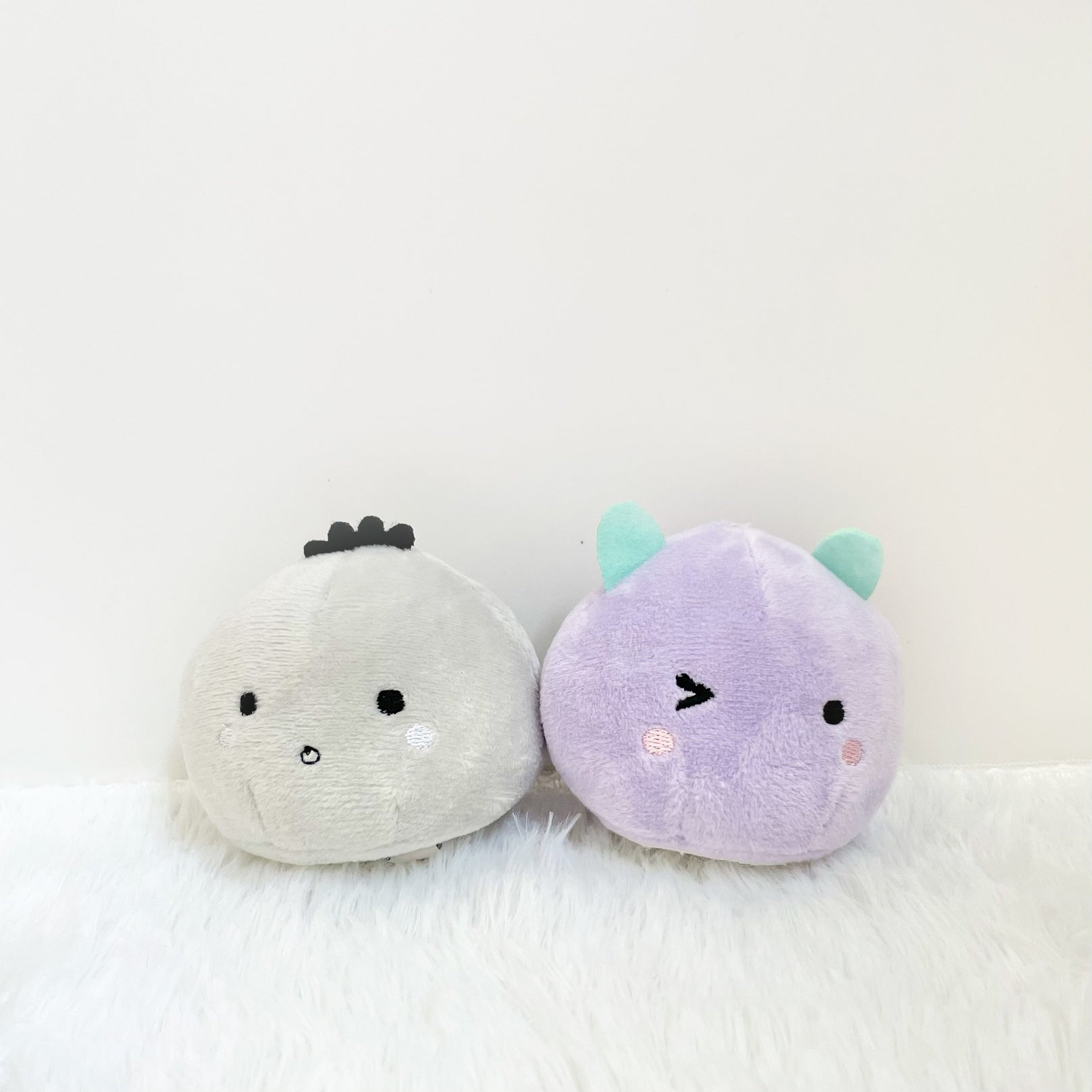 10% OFF: Hey Cuzzies Mochi Monsters Grey & Purpur Dog Toy - Kohepets